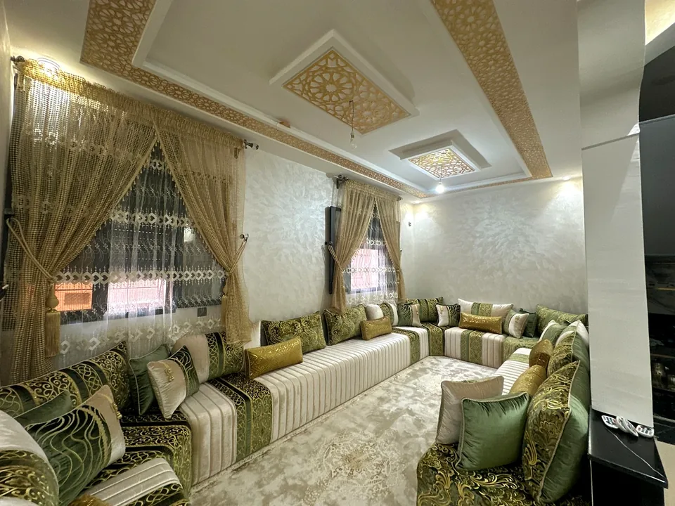 Décoration de salon avec textiles et rideaux par Art Déco Faissal à Guelmim