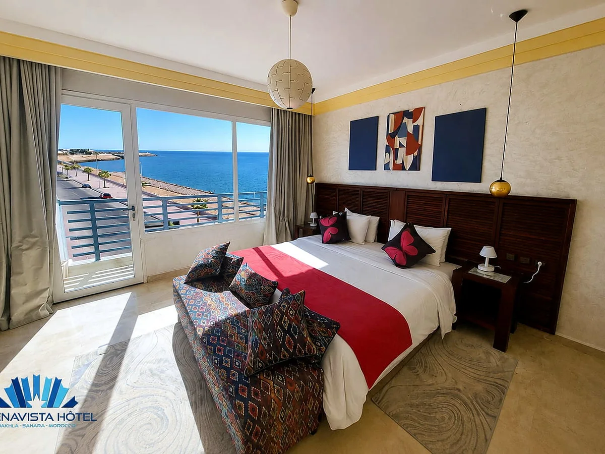 Chambre double de Buenavista Hôtel à Dakhla avec balcon et vue sur la lagune