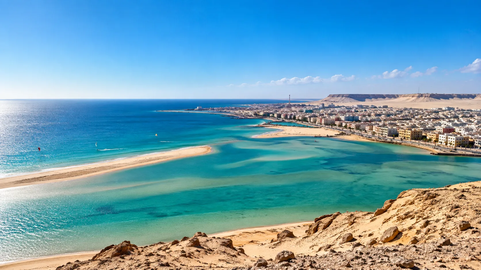 Vue panoramique de Dakhla entre lagune, ville et littoral atlantique
