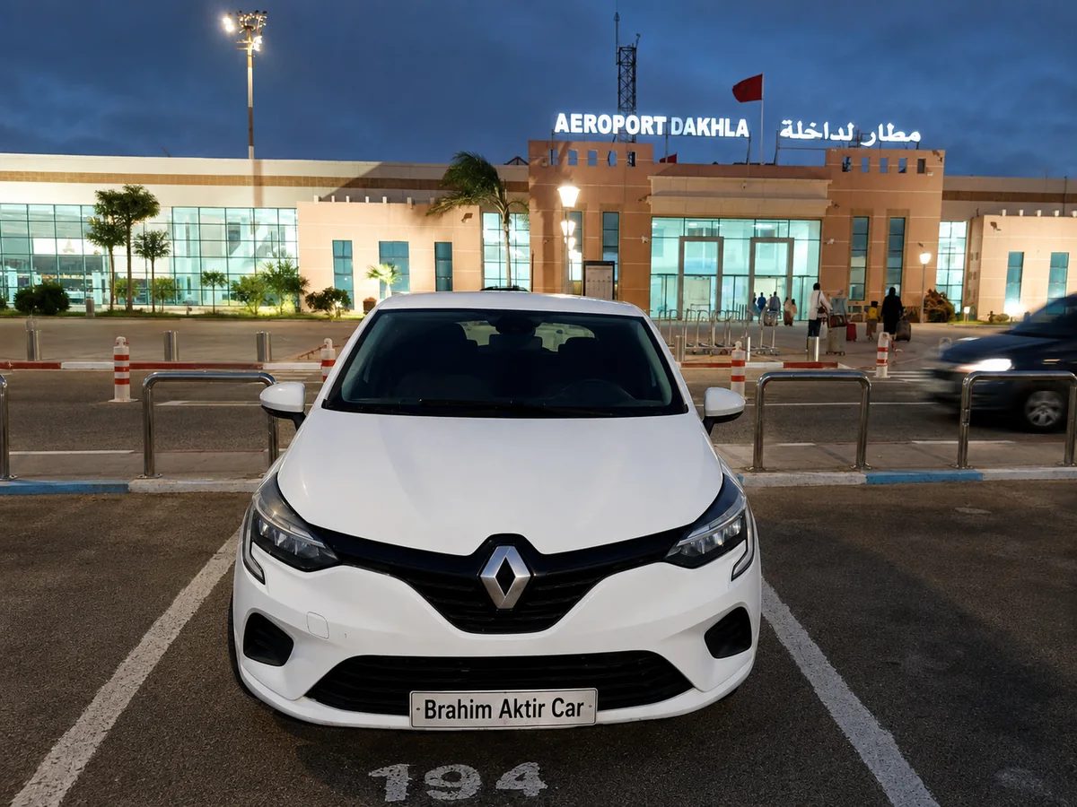 Citadine de location Brahim Aktir Car photographiée devant l’aéroport de Dakhla de nuit