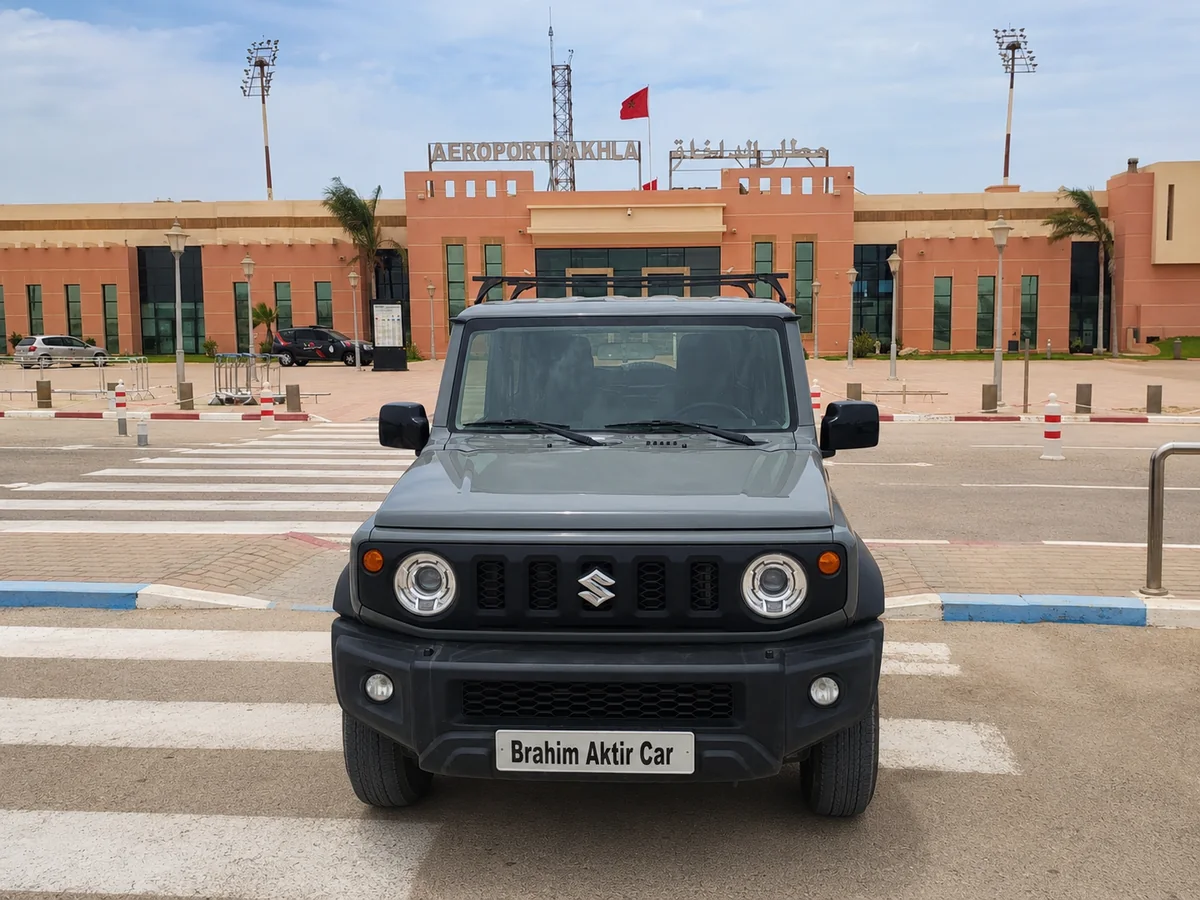 4x4 de location Brahim Aktir Car devant l’aéroport de Dakhla