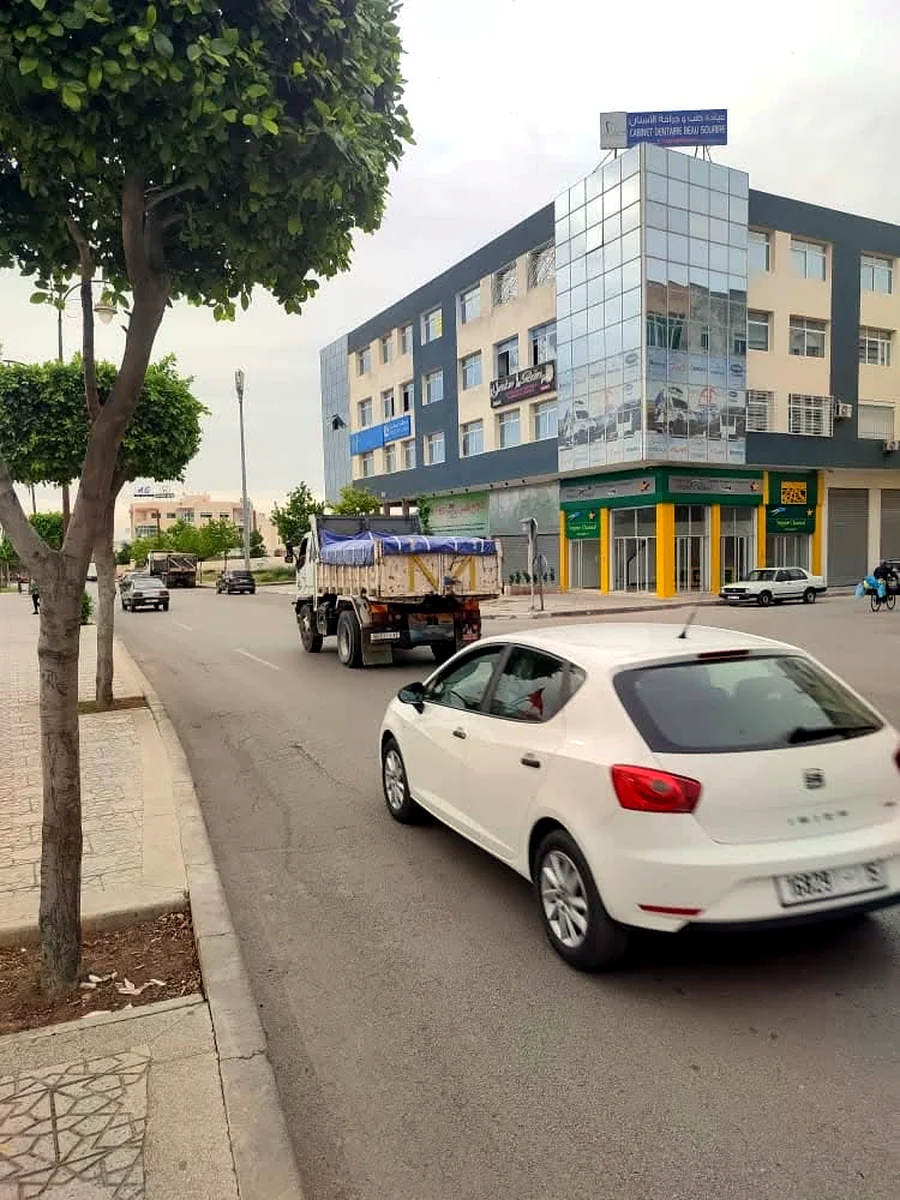 Environnement urbain de l’agence Nejme Chamal à Fès