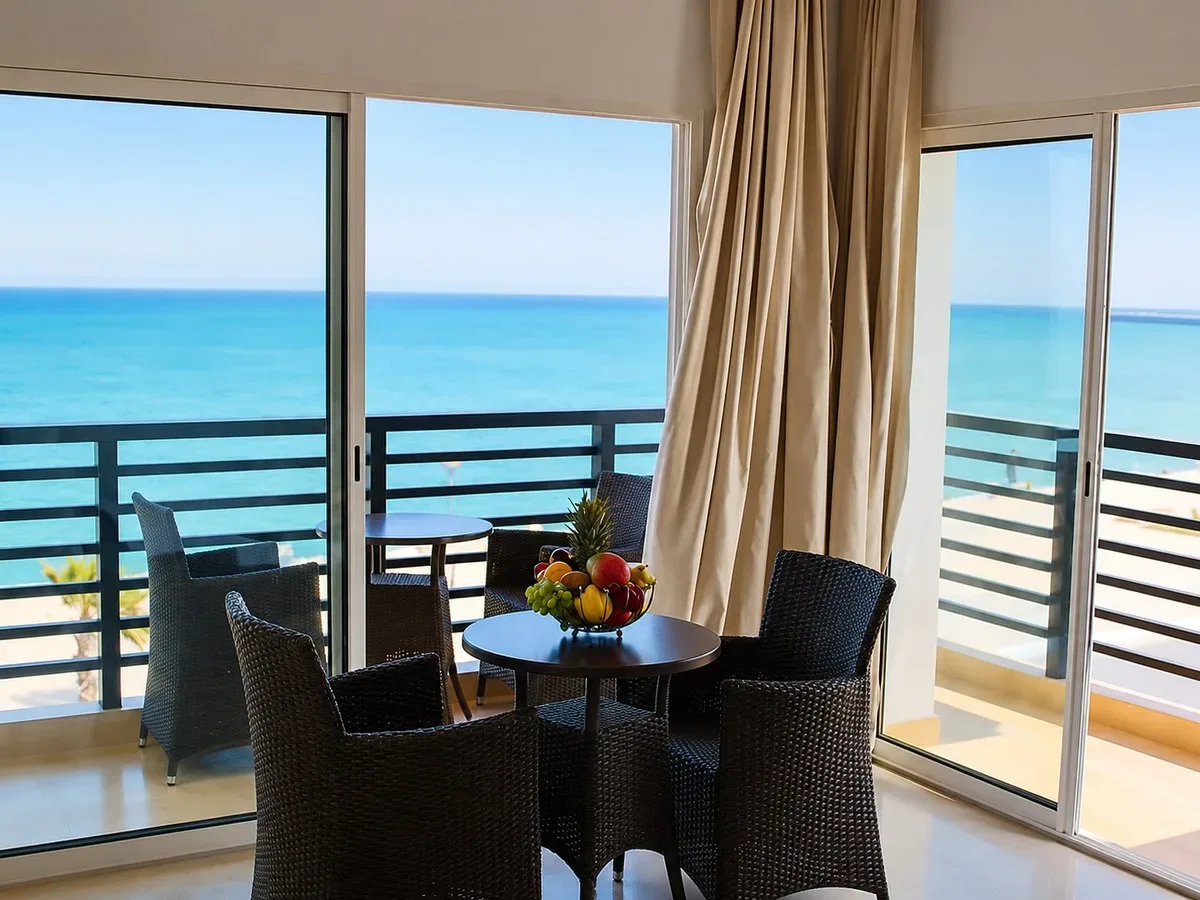 Table dressée au Restaurant Buenavista à Dakhla avec vue sur la lagune