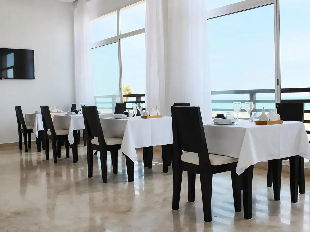 Salle lumineuse du Restaurant Buenavista avec vue sur la lagune
