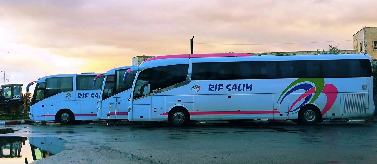 Plusieurs autocars RIF SALIM stationnés ensemble