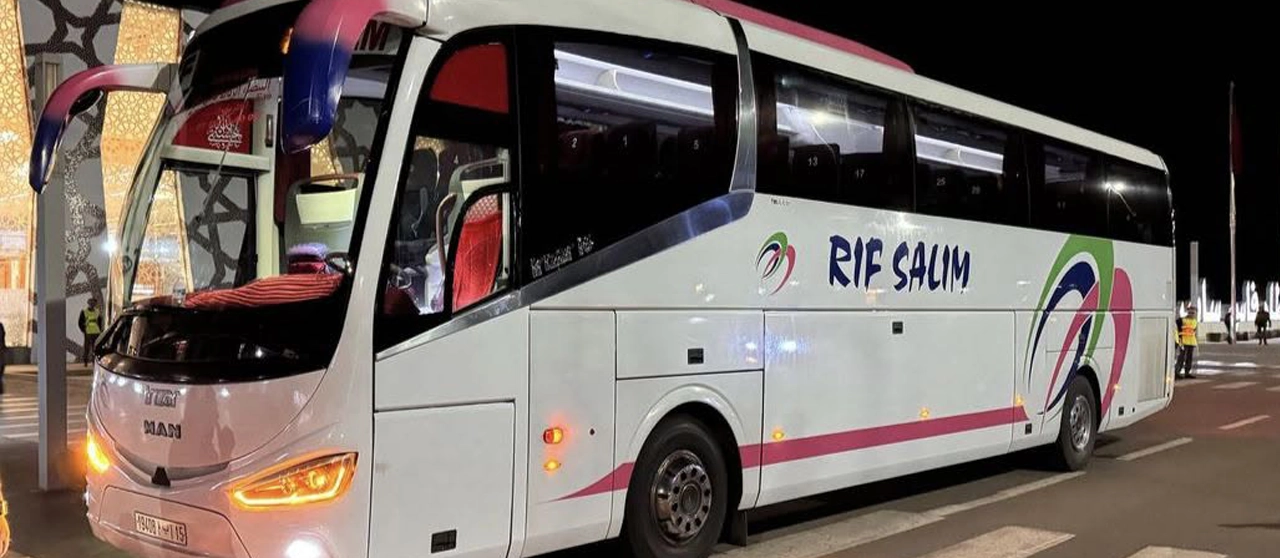 Autocar RIF SALIM stationné de nuit
