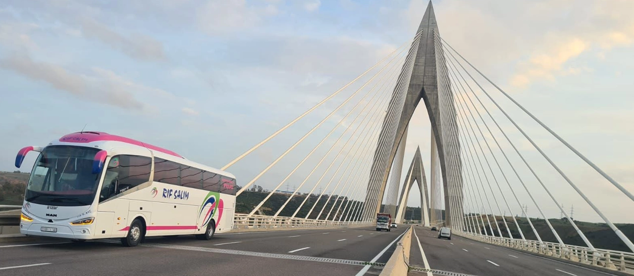 Autocar RIF SALIM circulant sur une grande liaison routière au Maroc