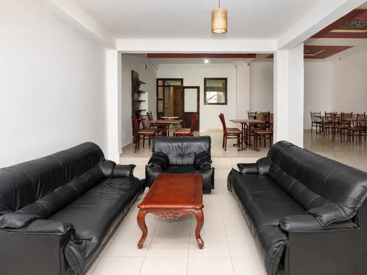 Salon et espace commun de l’Erraha Hôtel à Dakhla