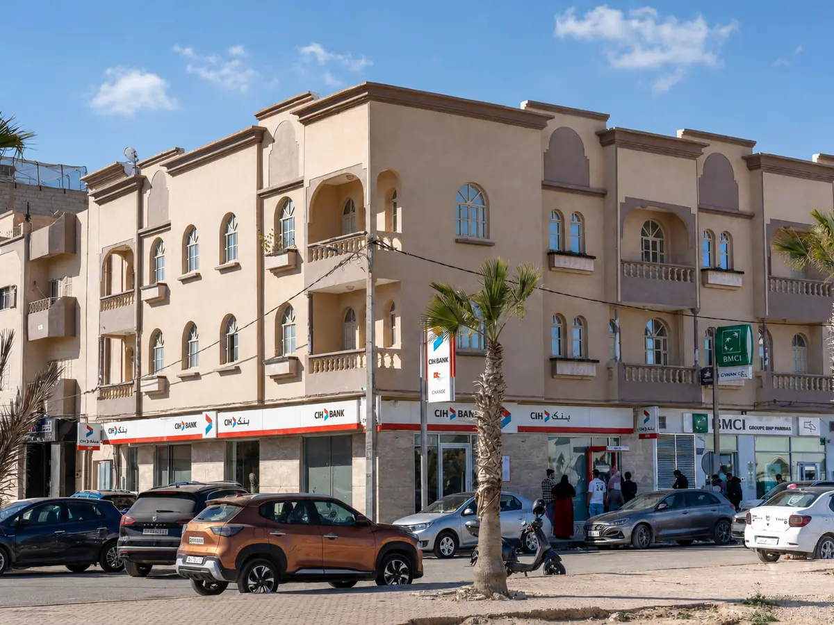 Façade d’Erraha Hôtel dans le secteur du boulevard Ahmed Cherkaoui à Dakhla