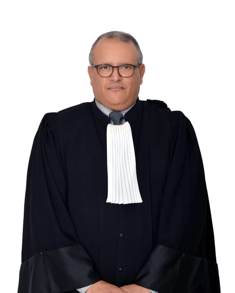 Omar Azouggar, avocat à Dakhla, en robe d’avocat