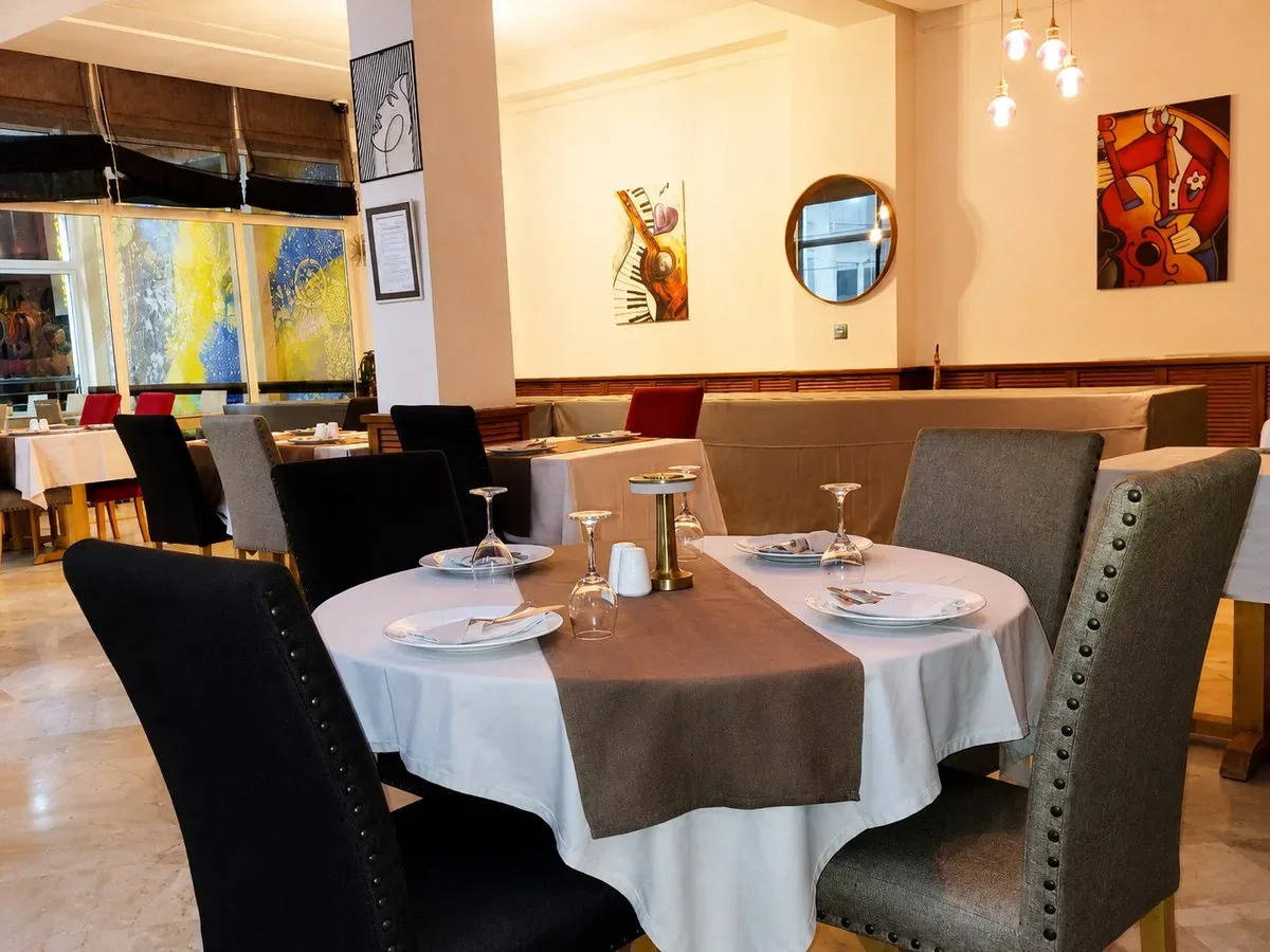 Salle dressée du Restaurant Buenavista à Dakhla