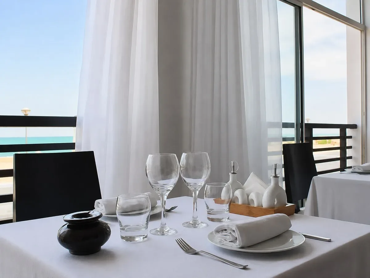 Table du Restaurant Buenavista dressée face à la lagune de Dakhla