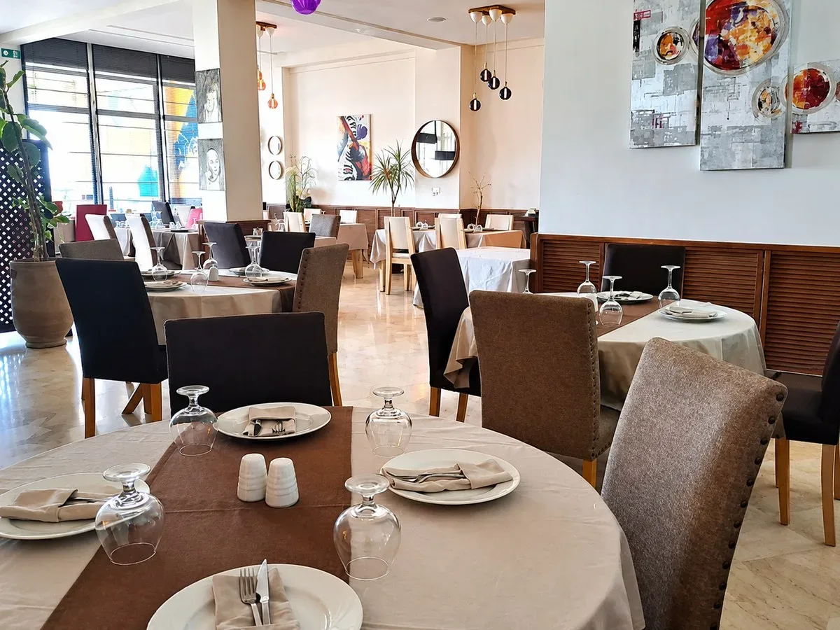 Tables dressées dans la salle du Restaurant Buenavista à Dakhla